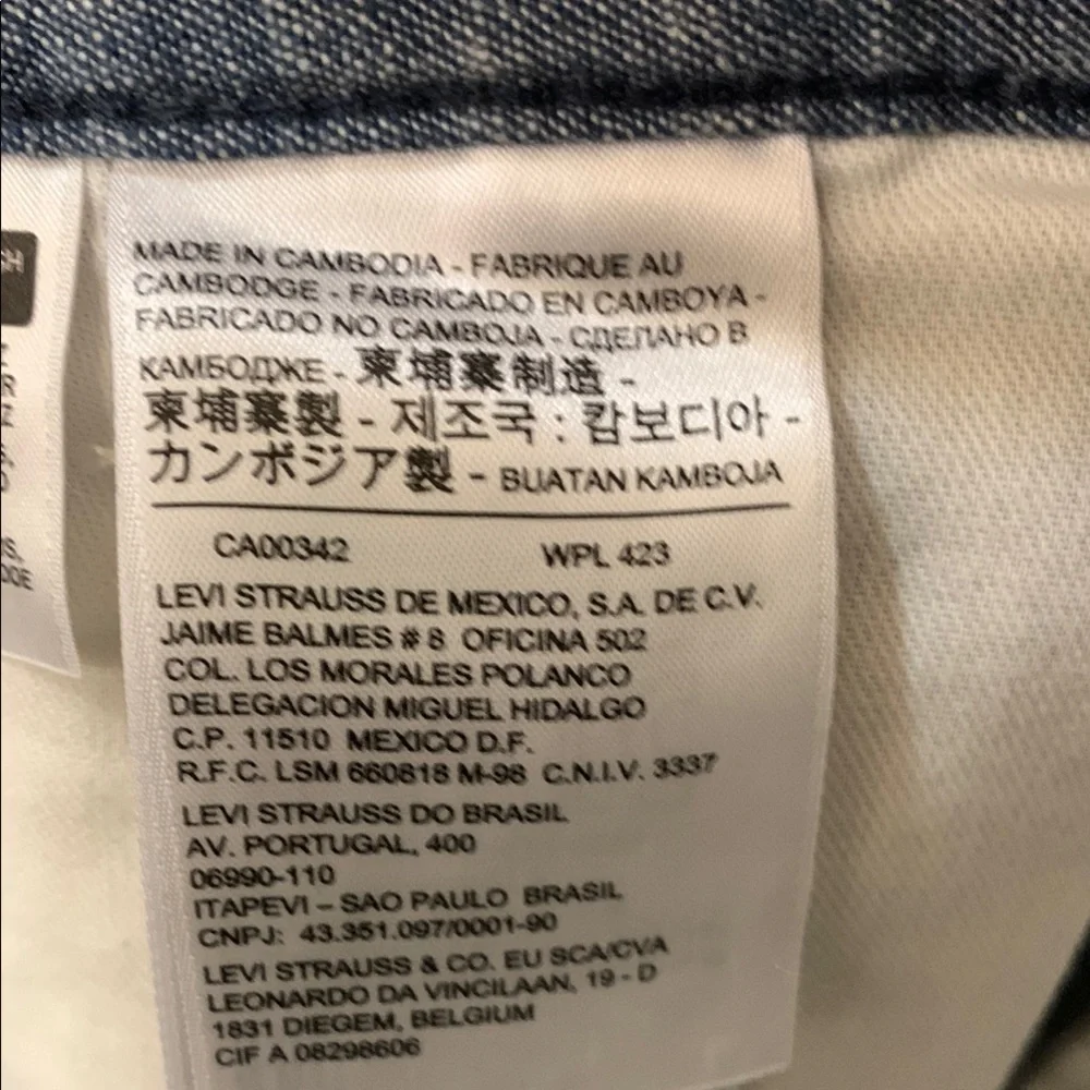 Vintage Levi’s Blue Cargo Shorts Relaxed Fit in size 34